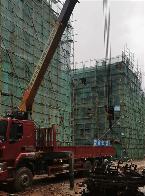 济南市“慢工细活”—— 吊车的 “微动控制” 技术
